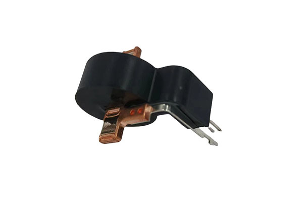 How does a single-phase current transformer ensure safe measurement of power systems?