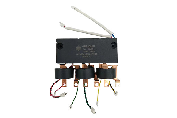 How does the synchronization of three-phase contacts affect the life and performance of three-phase bistable latching relays?